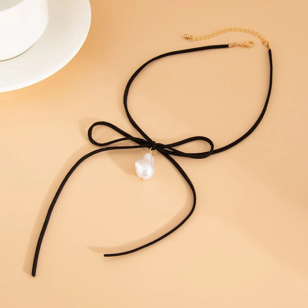 Elegant Irregular Pearl Charm Velvet Necklace