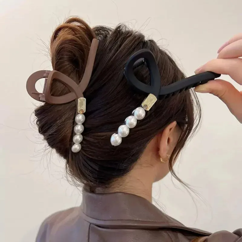 Elegant Pearl Hairclaw