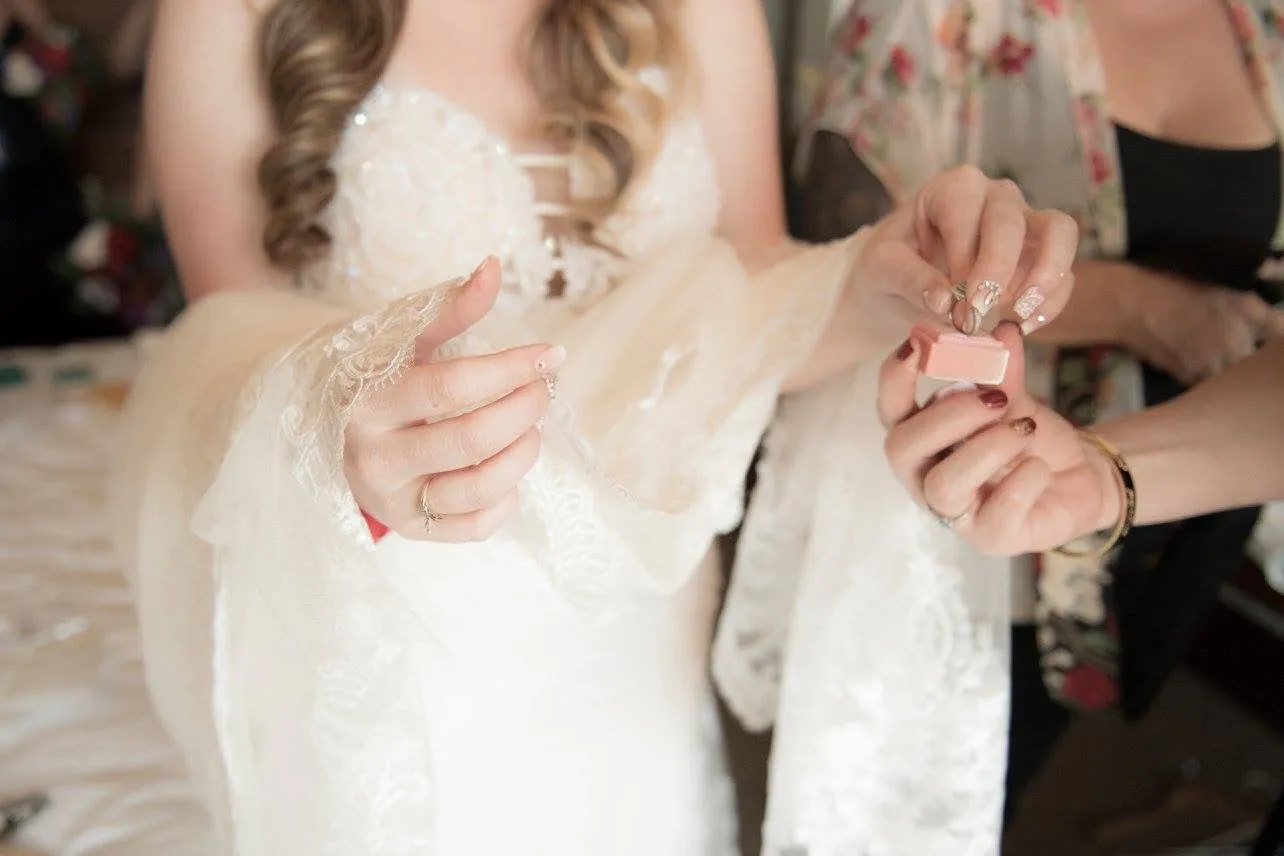 Lace Trim Bridal Veil (#Diantha)
