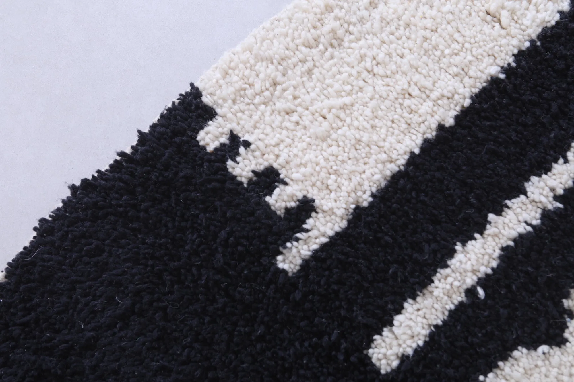 Moroccan Handmade Rug 4.6 x 6.3 Ft - Vintage Wool Design
