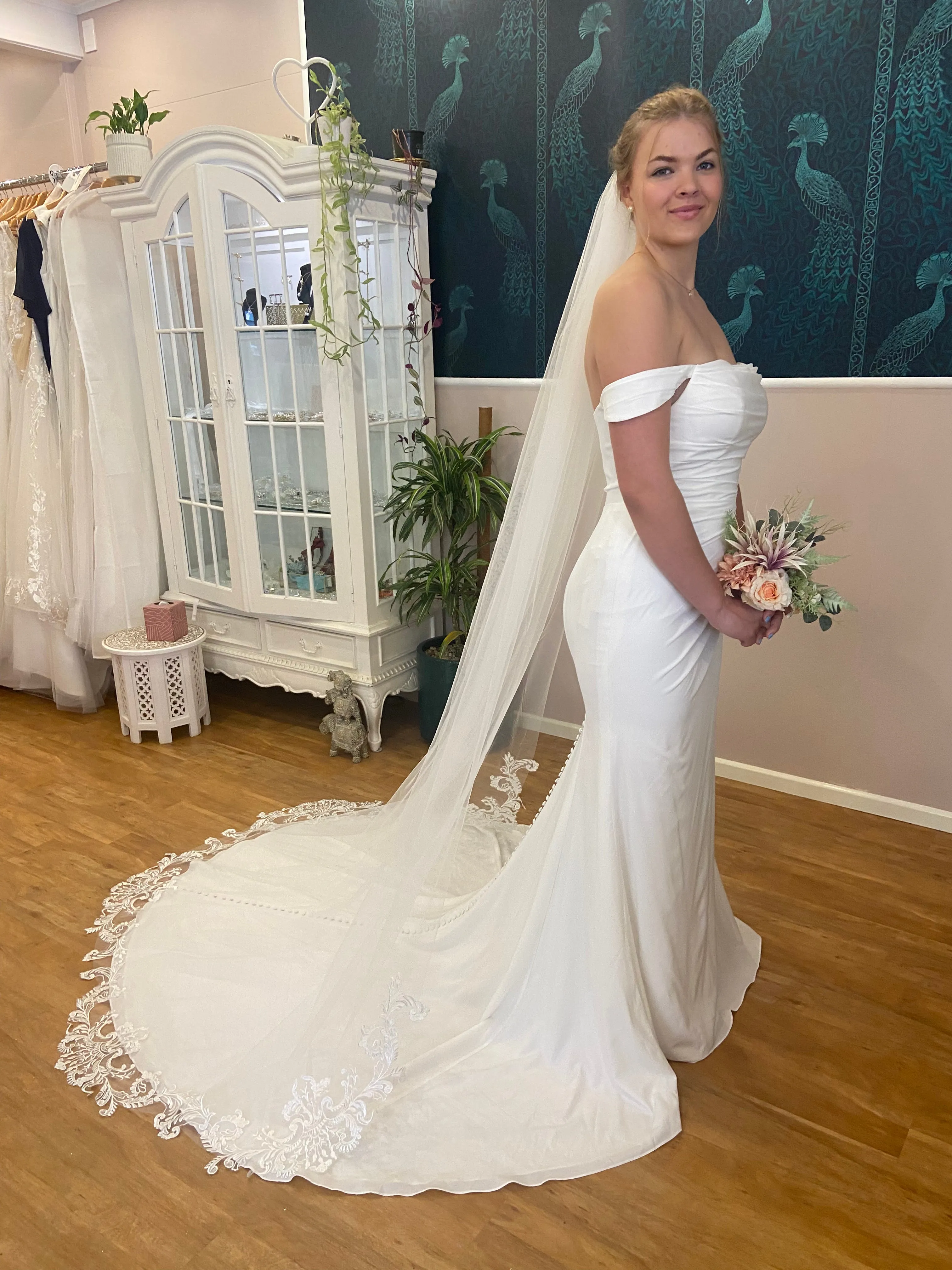 Regal scallop lace trim ivory veil in 2.5 Metre length Express NZ Wide