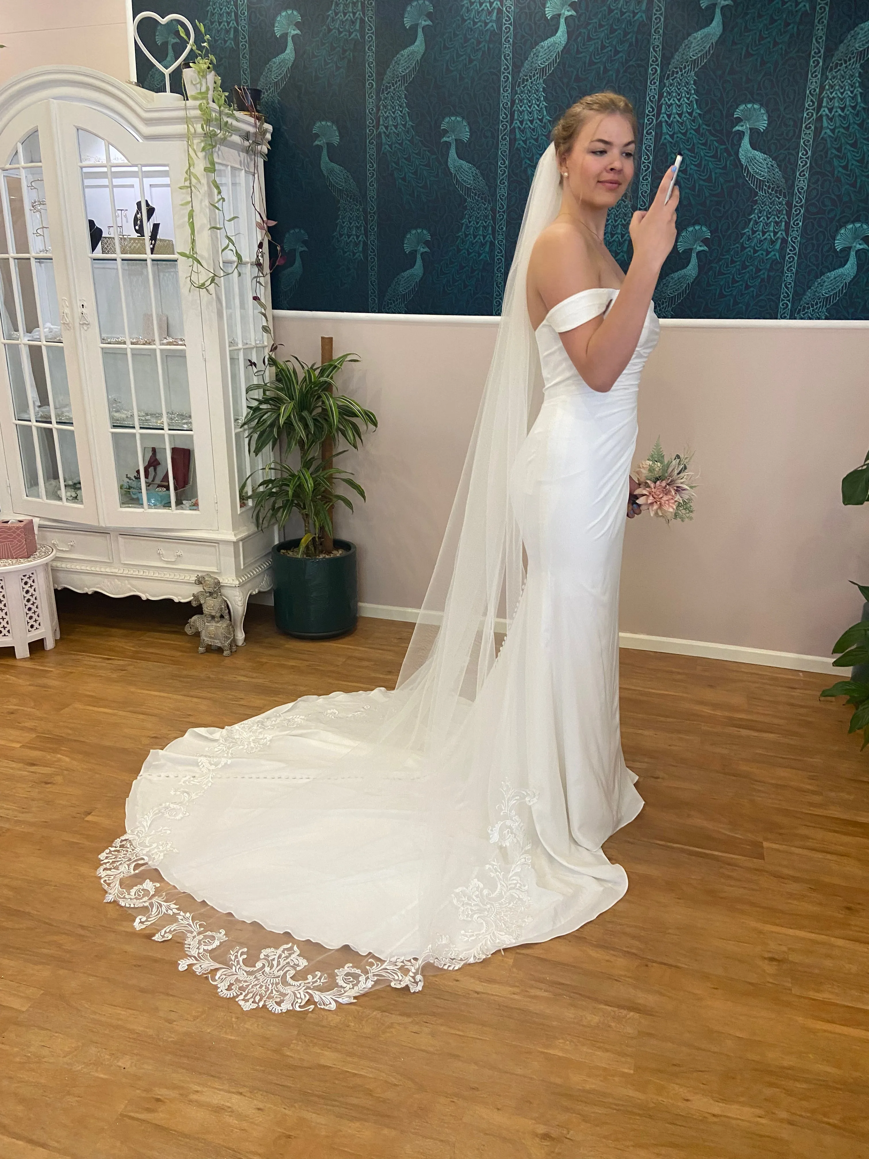 Regal scallop lace trim ivory veil in 2.5 Metre length Express NZ Wide