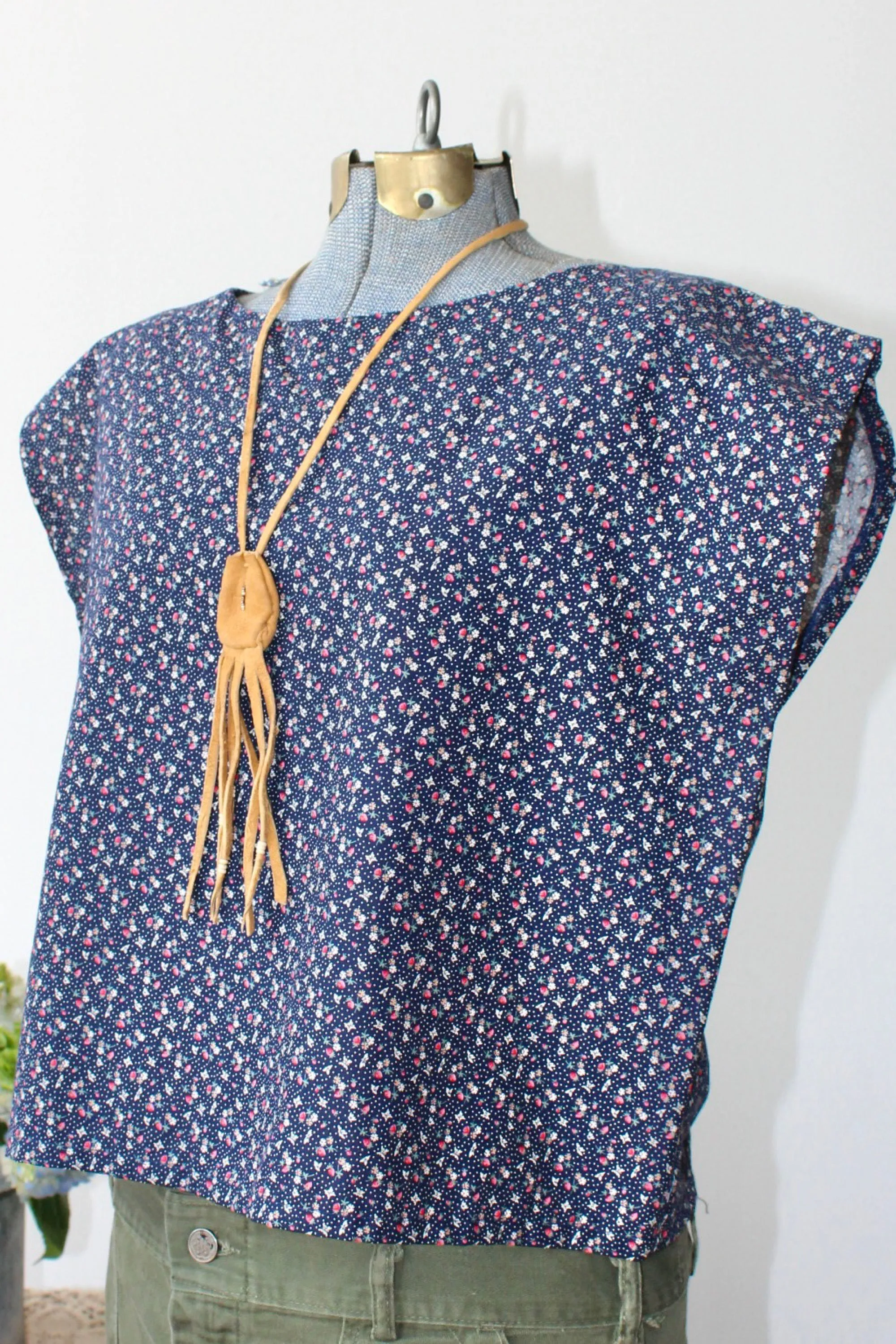 The Highlands Foundry Navy Floral Box Top THF46