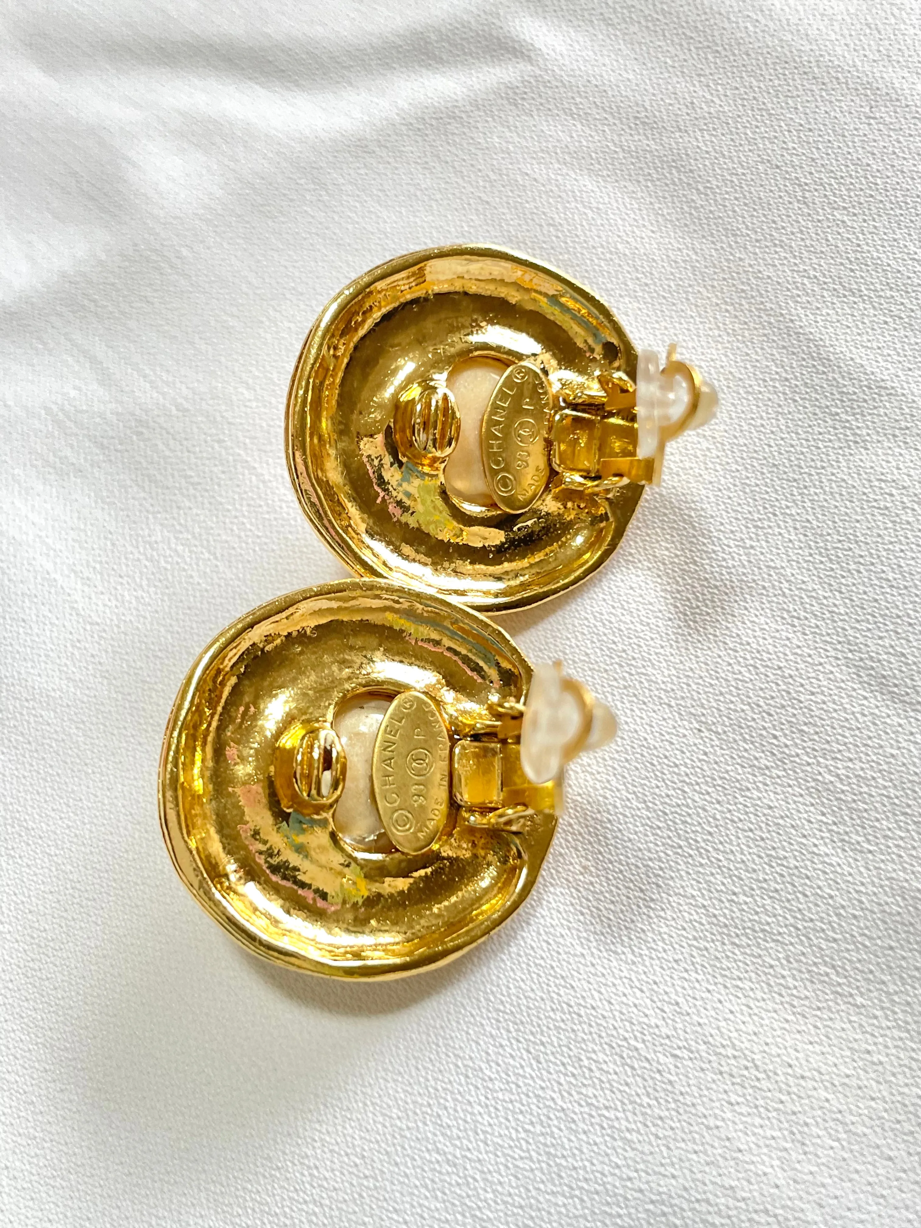 Vintage CHANEL golden round shape faux pearl earrings with cutout logo. Chic and elegant look. 0409211