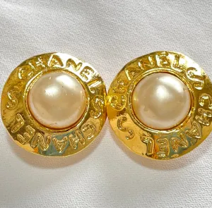 Vintage CHANEL golden round shape faux pearl earrings with cutout logo. Chic and elegant look. 0409211