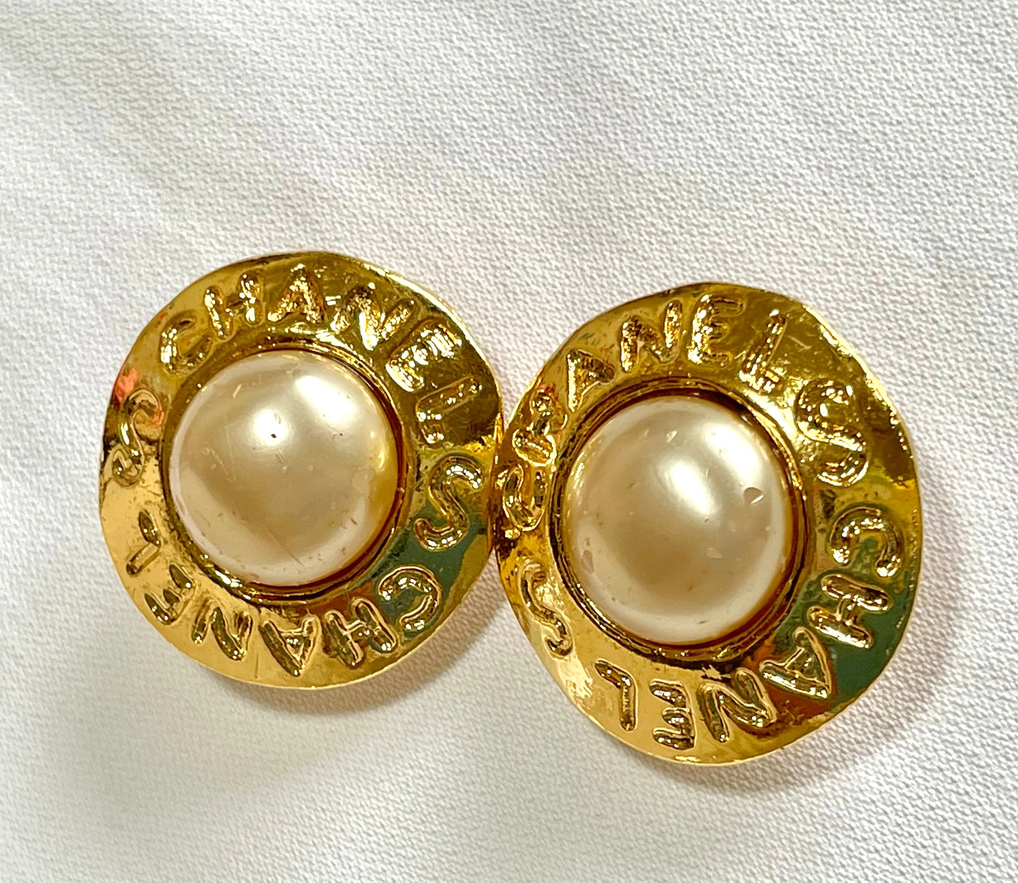 Vintage CHANEL golden round shape faux pearl earrings with cutout logo. Chic and elegant look. 0409211
