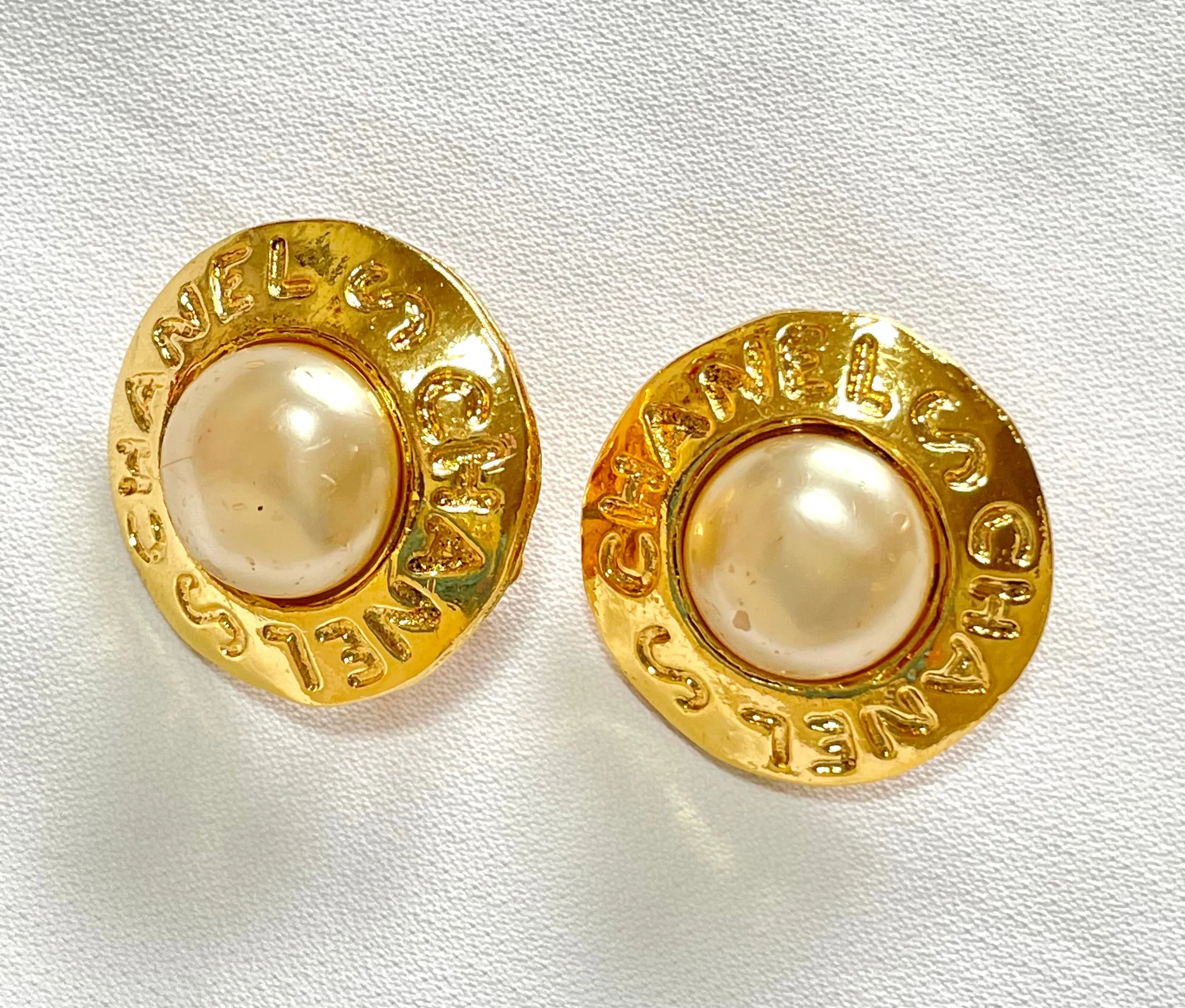 Vintage CHANEL golden round shape faux pearl earrings with cutout logo. Chic and elegant look. 0409211
