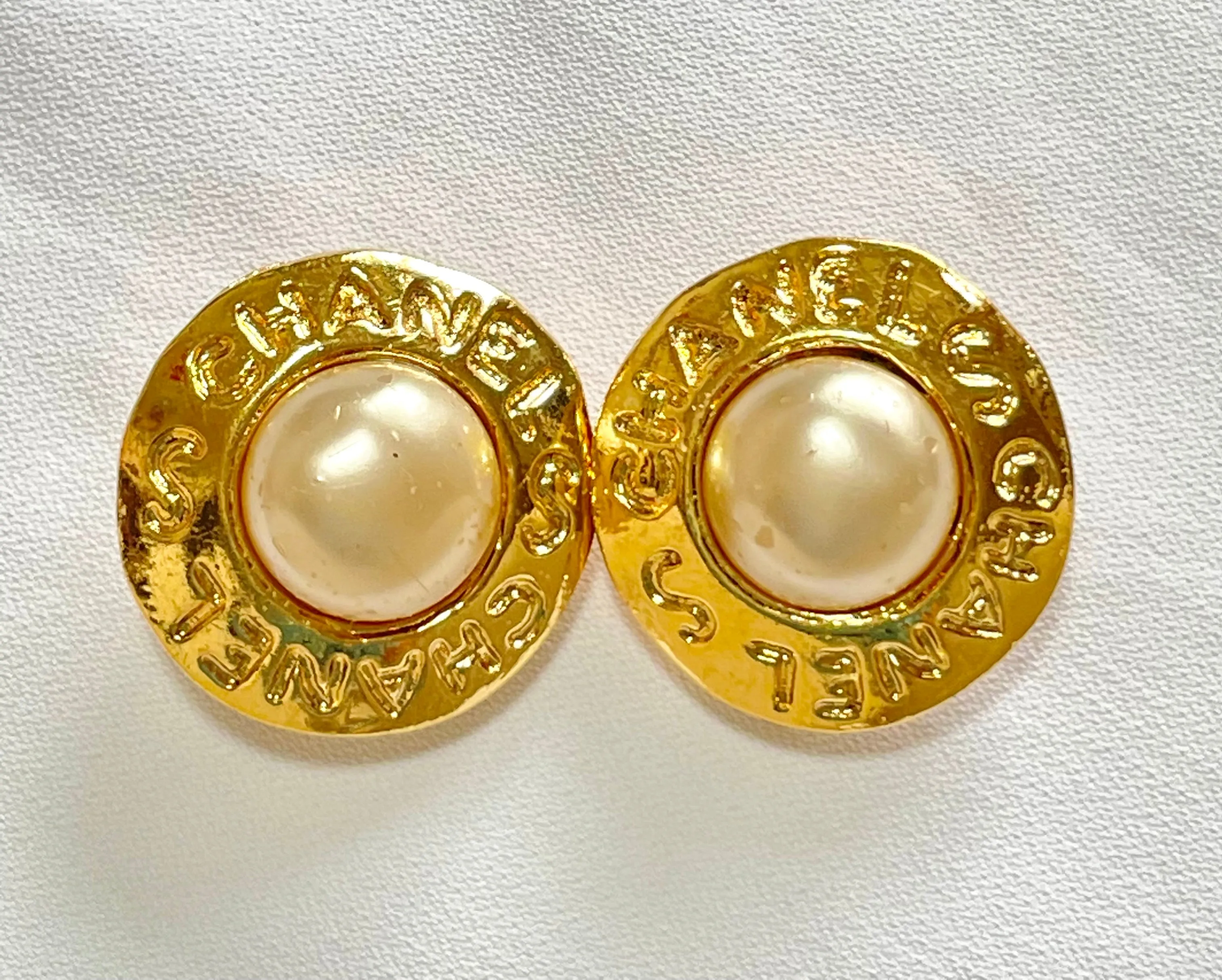 Vintage CHANEL golden round shape faux pearl earrings with cutout logo. Chic and elegant look. 0409211