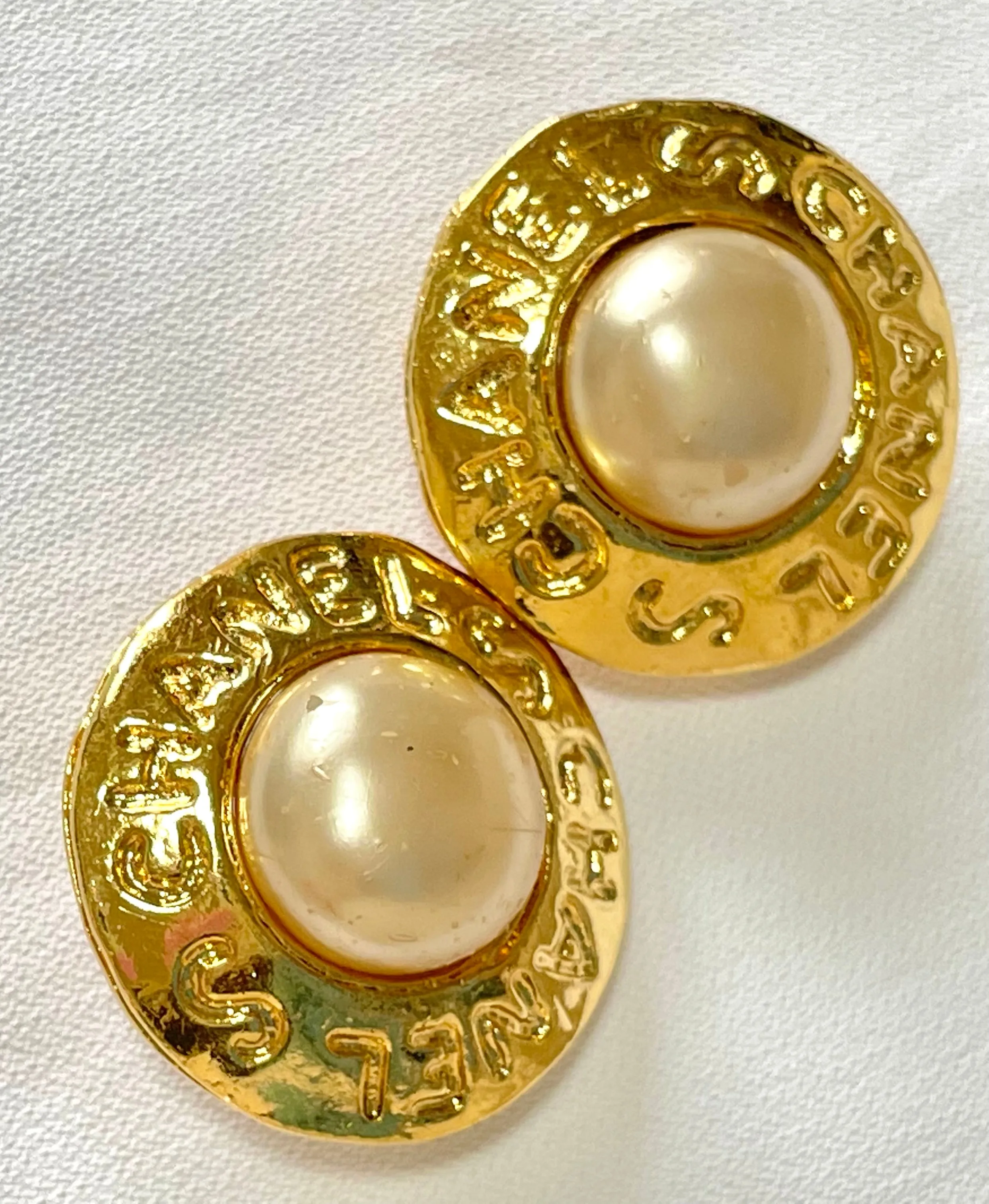 Vintage CHANEL golden round shape faux pearl earrings with cutout logo. Chic and elegant look. 0409211